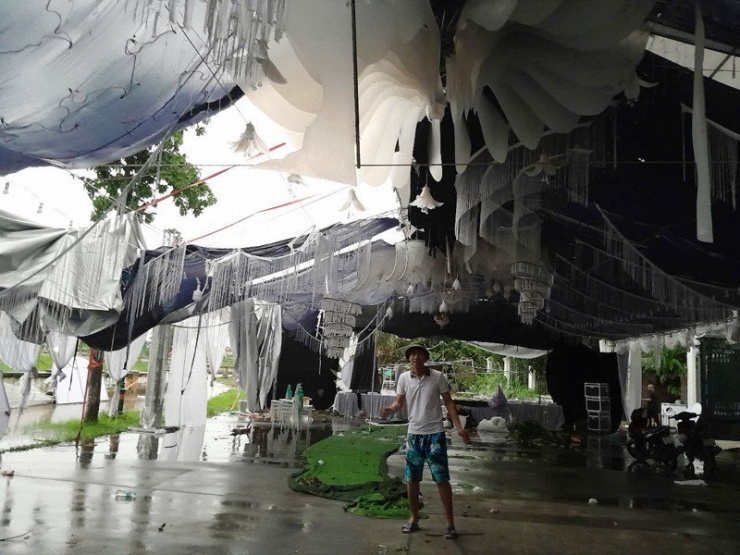 Rạp cưới sau khi được thu dọn trông vẫn tan hoang