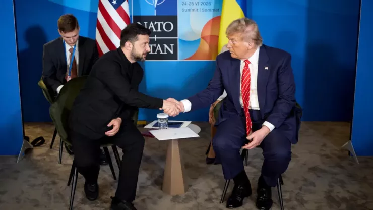 Tổng thống Ukraine Volodymyr Zelensky (trái) gặp Tổng thống Mỹ Donald Trump bên lề hội nghị thượng đỉnh NATO tại Hà Lan vào cuối tháng 6. Ảnh: AFP