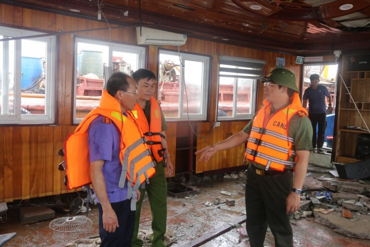 Giám đốc Công an tỉnh Quảng Ninh, Đại tá Trần Văn Phúc trực tiếp chỉ đạo khám nghiệm hiện trường.