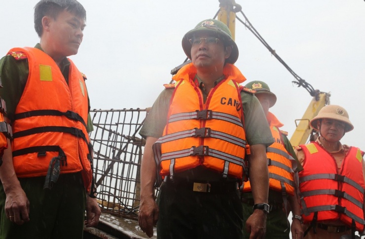 Hiện khu vực vịnh Hạ Long đang có sóng biển cấp 4-5 và mưa to gây khó khăn đáng kể cho hoạt động cứu hộ.