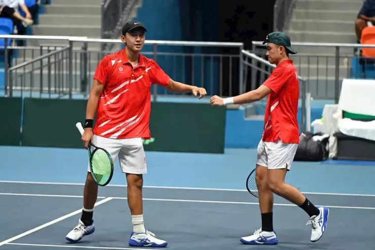 Tuấn Minh (trái) cùng đàn anh Văn Phương giúp tuyển quần vợt Việt Nam trụ hạng Davis Cup
