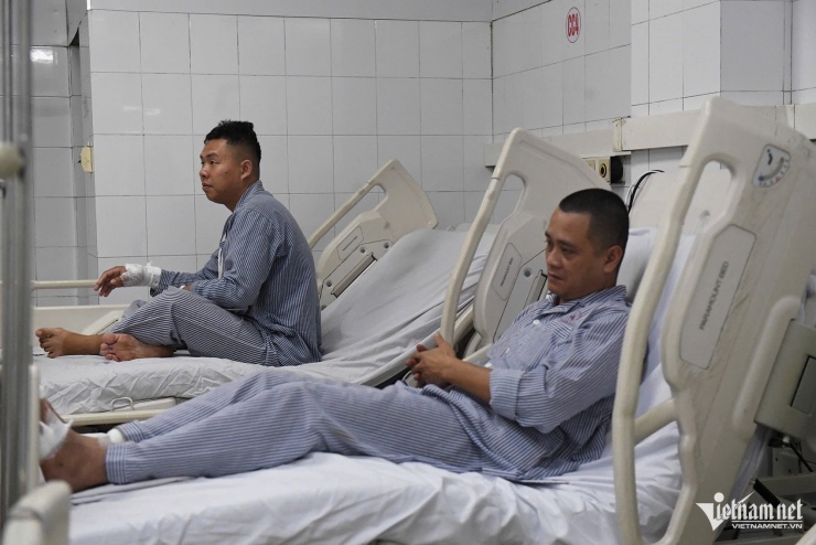 Hai nạn nhân còn sống sau vụ lật tàu du lịch tại khoa Chấn thương Chỉnh hình, Bệnh viện Đa khoa tỉnh Quảng Ninh. Ảnh: Thạch Thảo