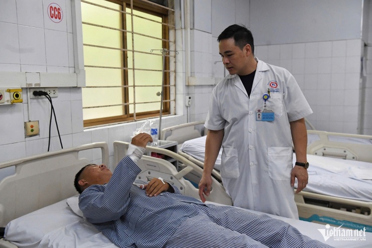 Các bác sĩ khoa chấn thương chỉnh hình kiểm tra sức khỏe cho anh Tú. Ảnh: Thạch Thảo
