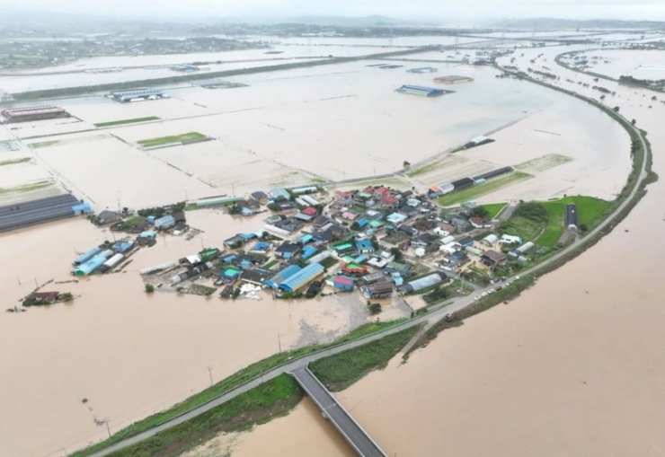 Ngập lụt diện rộng do mưa lớn tại Yesan. Ảnh: Yonhap