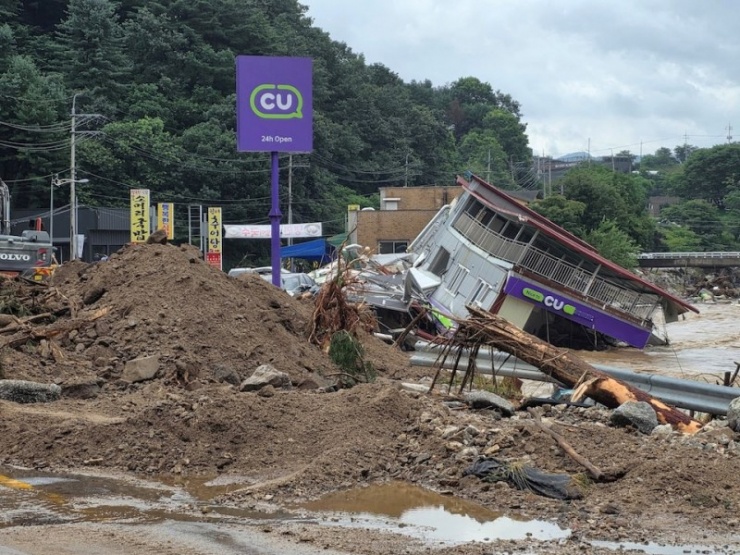 Khu vực ghi nhận sạt lở nghiêm trọng tại Gapyeong. Ảnh: Reuters