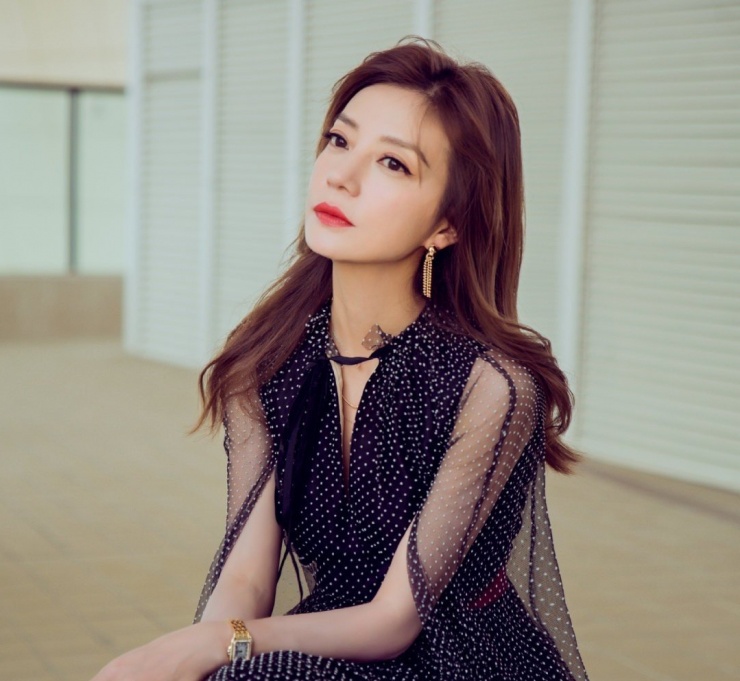 Triệu Vy, Triệu Lệ Dĩnh, Lộc Hàm, Vương Nhất Bác, Tiêu Chiến... rất nhiều nghệ sĩ trong giới đều bị bôi bẩn bởi các tài khoản truyền thông mỗi ngày.