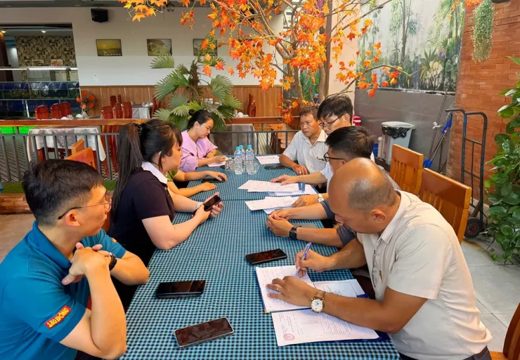 Sau vụ việc con gián xuất hiện trong thức ăn, đoàn kiểm tra liên ngành đã làm việc với nhà hàng Hoa Lư 2.