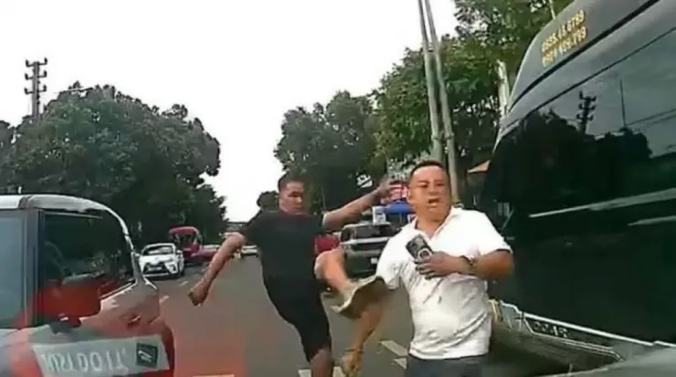 Tài xế ô tô điện "tung cước" đá tài xế taxi. Ảnh chụp màn hình