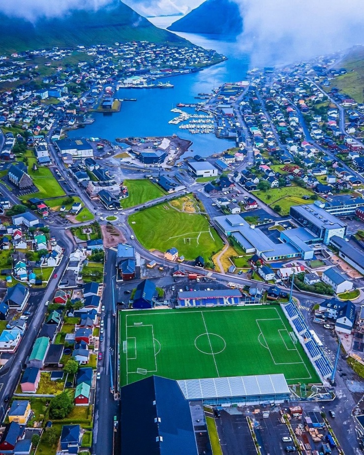 Sân nhà của KI Klaksvik giữa thị trấn ven biển Klaksvik.