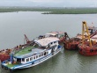 Cận cảnh con tàu du lịch bị lật trên vịnh Hạ Long sau dông lốc