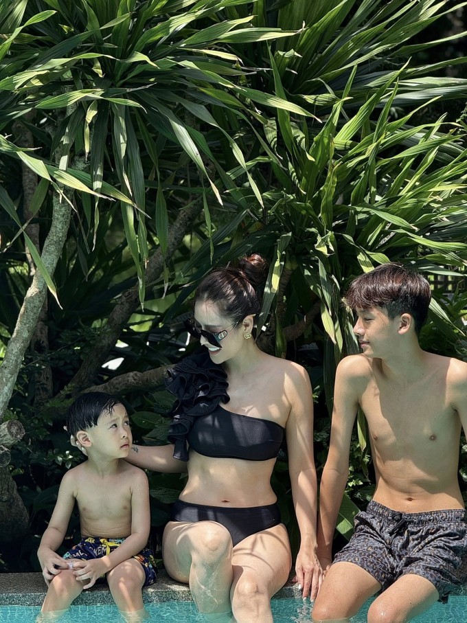 Quế Vân đang có chuyến nghỉ dưỡng ngắn ngày cùng hai con trai Ben và Wu tại một khu nghỉ dưỡng có view núi nổi tiếng ở Phú Thọ. Người đẹp cho biết muốn các con có kỳ nghỉ hè thật đáng nhớ nên tranh thủ đưa hai bé đi chơi nhiều nhất có thể trước khi năm học mới bắt đầu. Con trai lớn Nhật Minh đã trở về với gia đình nội ở Hà Nội sau chuyến du lịch tại Hạ Long nên không có mặt trong chuyến này.