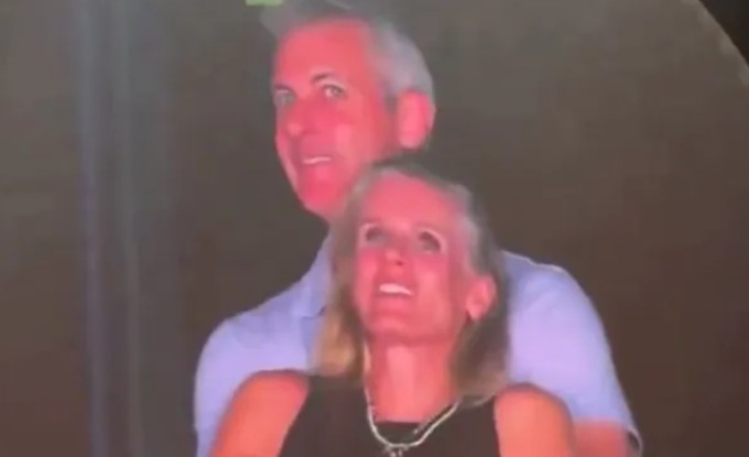 Hình ảnh được cho là Andy Byron và Kristin Cabot tình tứ khi đi xem Coldplay. Ảnh cắt từ video