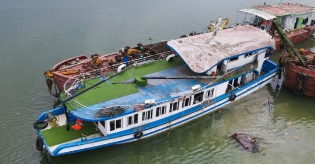Lai dắt tàu Vịnh Xanh 58 vào bờ, tìm kiếm 4 ngư...