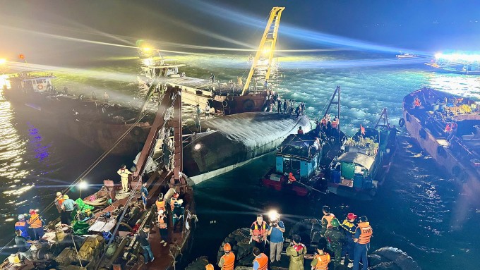 Tàu Vịnh Xanh 58 bị lật úp, được lực lượng chức năng xoay trở lại rạng sáng 20/7. Ảnh: Hoàng Phong