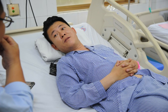 Anh Đặng Anh Tuấn hiện được điều trị ở Bệnh viện Đa khoa tỉnh Quảng Ninh. Ảnh: Duy Anh