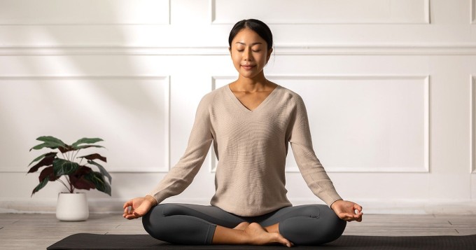 Thiền định, hít thở sâu,... mỗi sáng là cách hữu ích giúp xoa dịu cơ thể, hạn chế sự gia tăng hormone căng thẳng, nhờ đó kiểm soát việc ăn uống trong ngày dễ dàng và hiệu quả hơn.
