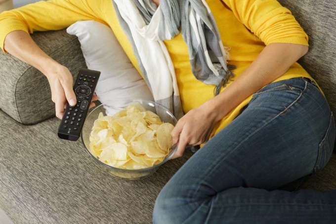 Ăn vặt trong lúc xem TV dễ làm bạn tiêu thụ nhiều hơn mức bạn nghỉ, gây dư thừa năng lượng, ảnh hưởng đến chất lượng giấc ngủ.