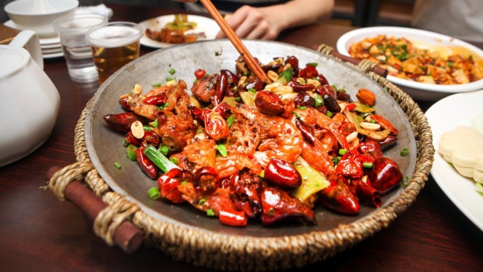 Ăn quá cay trong bữa tối cũng có thể làm ảnh hưởng đến chất lượng giấc ngủ, tăng nguy cơ ợ nóng, trào ngược dạ dày và khó ngủ.
