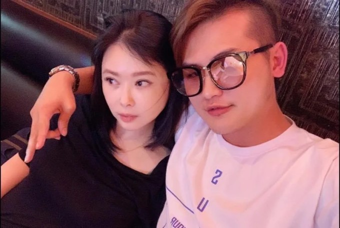 Tiêu Thục Thận và chồng kém 15 tuổi Lương Hiên Anh. Ảnh: Weibo