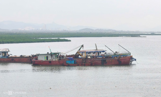 Tàu Vịnh Xanh trên đường về gần Nhà máy đóng tàu Hạ Long. Ảnh: Lê Tân