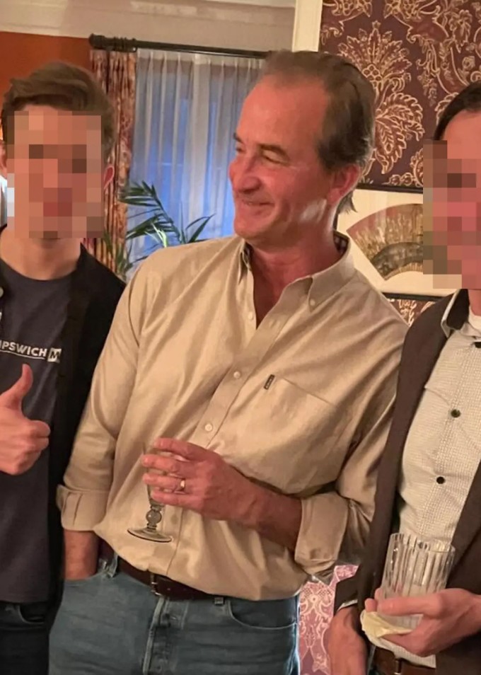 CEO Privateer Rum, Andrew Cabot, đeo nhẫn cưới. Ảnh: Facebook