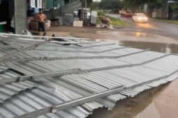 Mái tôn bay trong giông lốc khiến 1 người tử vong