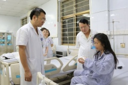 Vụ lật tàu du lịch: Bệnh viện bật báo động đỏ, huy động 150 y bác sĩ cấp cứu thảm họa