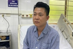 Mưa to, du khách yêu cầu về bờ nhưng chủ tàu động viên 'sắp đến điểm đầu tiên'
