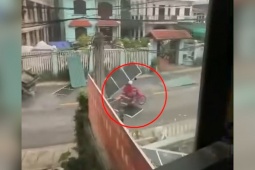 Clip: Rùng mình người phụ nữ băng xe qua loạt tấm tôn bay giữa trời giông bão