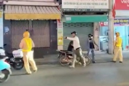 Hình ảnh người đàn ông cầm ghế tấn công CSGT ở TP HCM