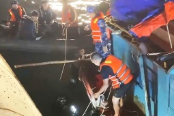 Phút len lỏi từng ngóc ngách tàu tìm thi thể bị mắc kẹt qua lời kể của đại uý hải quân