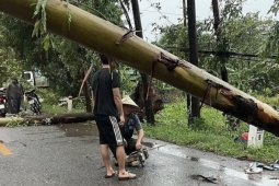 Người Hà Nội cứu giúp nhau trong giông lốc