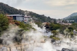 Du khách tìm cảm giác thư giãn ở  ' địa ngục '  mù mịt khói
