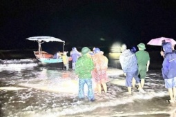 Chìm tàu du lịch tại Thiên Cầm, 34 người nhảy xuống biển trong đêm