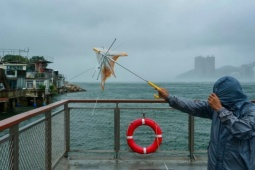 Bão Wipha áp sát, Hong Kong phát cảnh báo cấp cao nhất