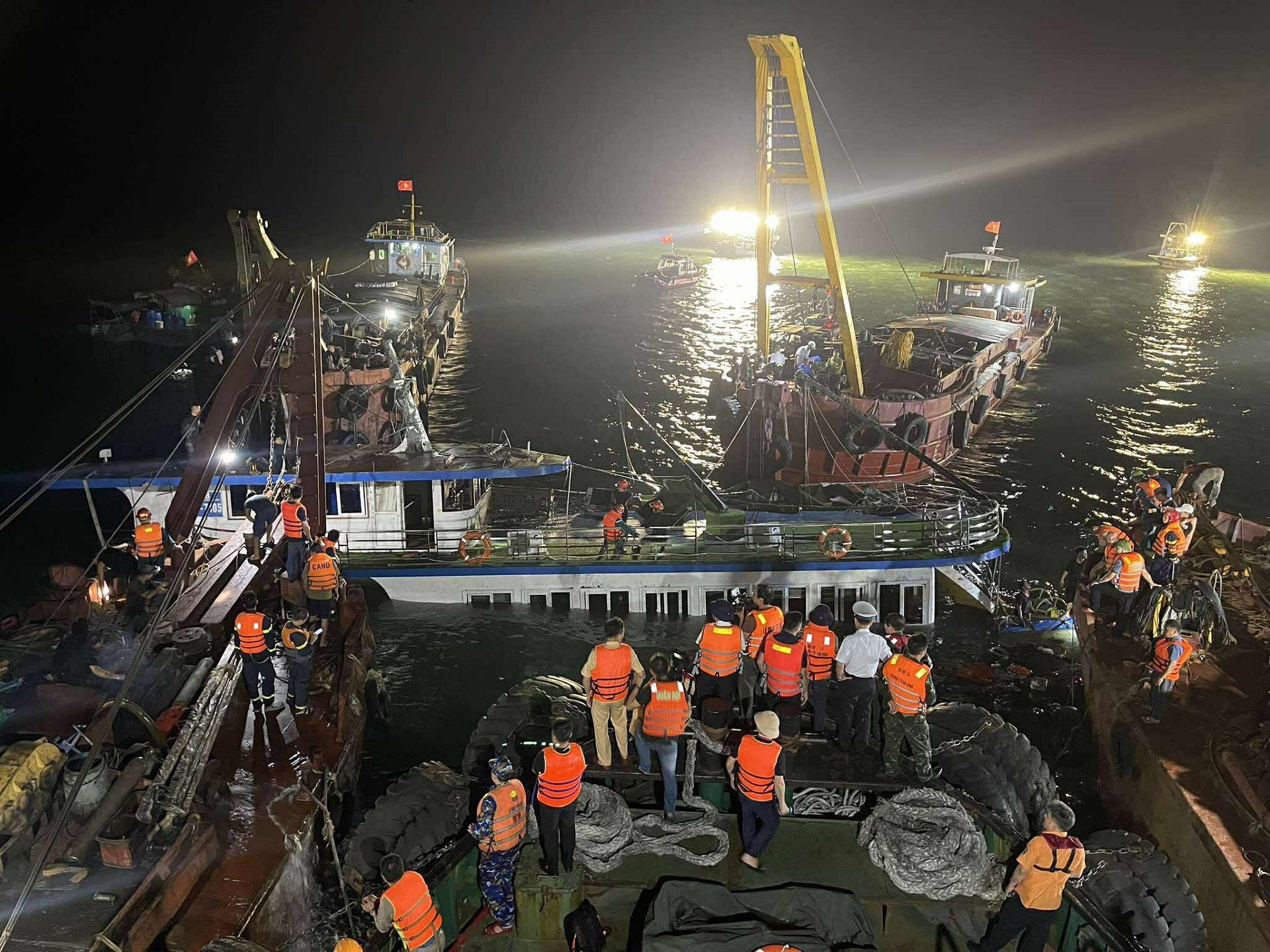Cập nhật vụ lật tàu ở Quảng Ninh: Tàu Vịnh Xanh 58 được lật lại - 1