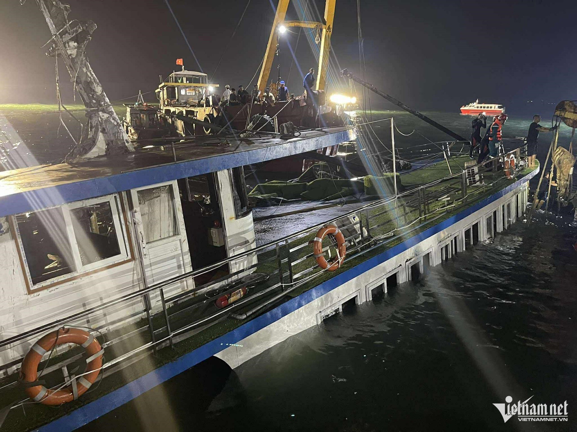 Cập nhật vụ lật tàu ở Quảng Ninh: Tàu Vịnh Xanh 58 được lật lại - 2