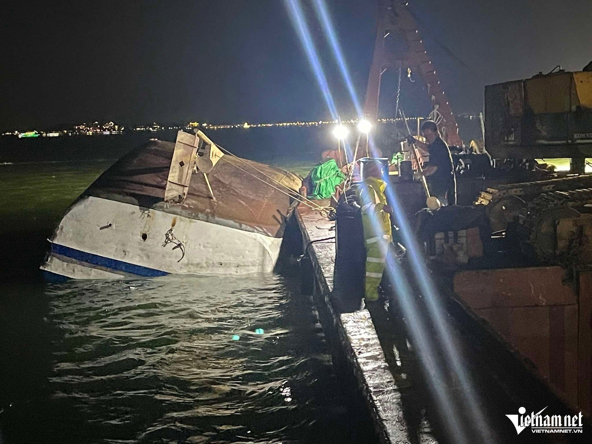 Cập nhật vụ lật tàu ở Quảng Ninh: Tàu Vịnh Xanh 58 được lật lại - 14