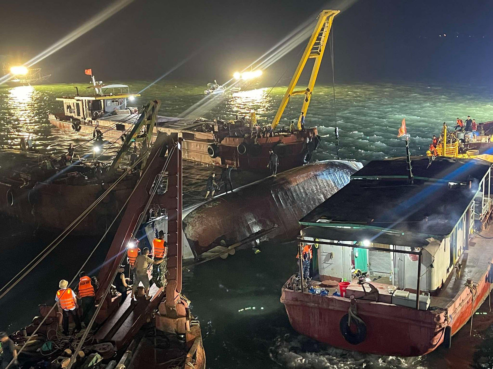 Cập nhật vụ lật tàu ở Quảng Ninh: Vớt được 35 thi thể, tìm nạn nhân từ cửa sổ tàu - 3