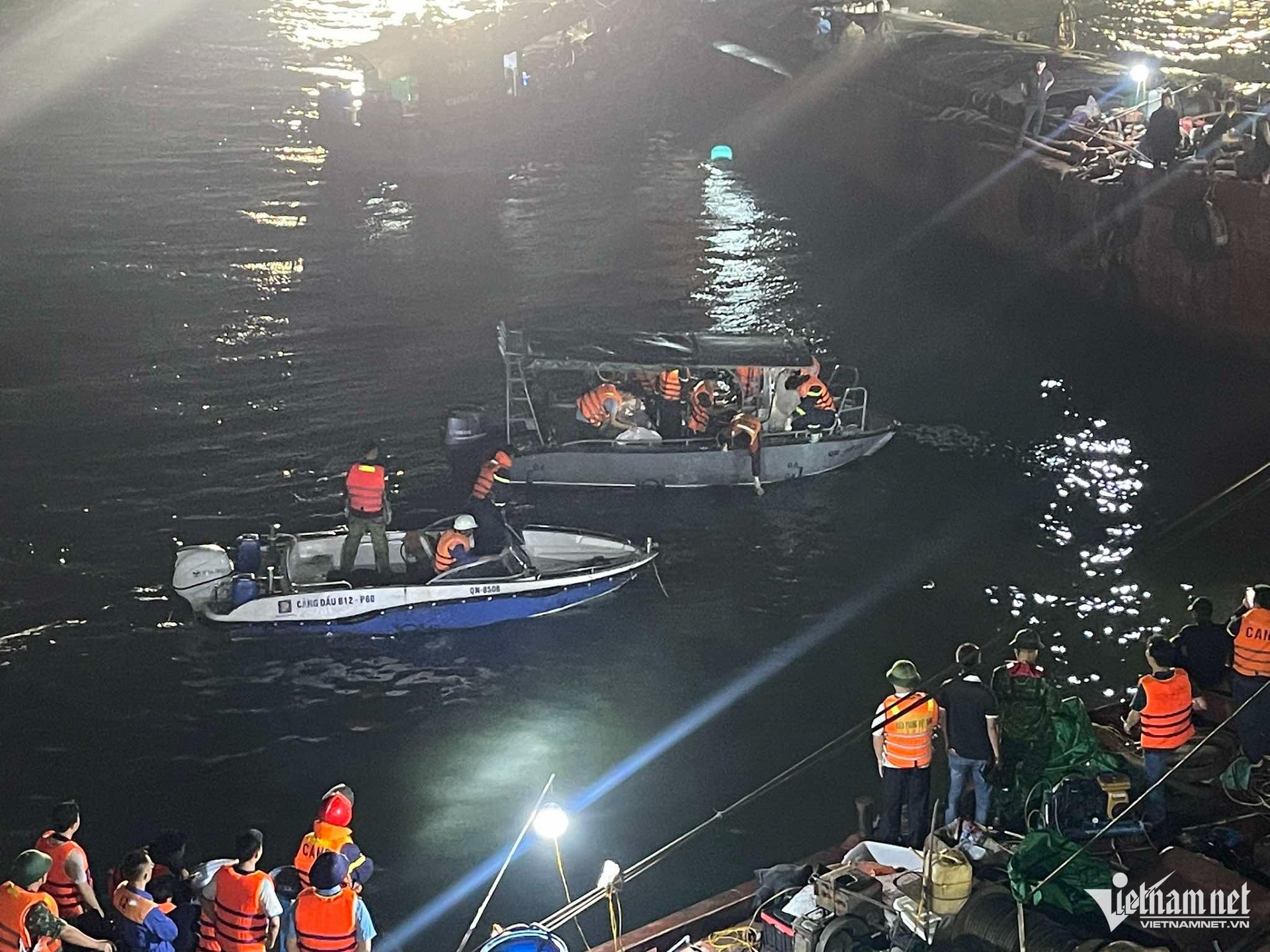 Cập nhật vụ lật tàu ở Quảng Ninh: Vớt được 35 thi thể, tìm nạn nhân từ cửa sổ tàu - 2