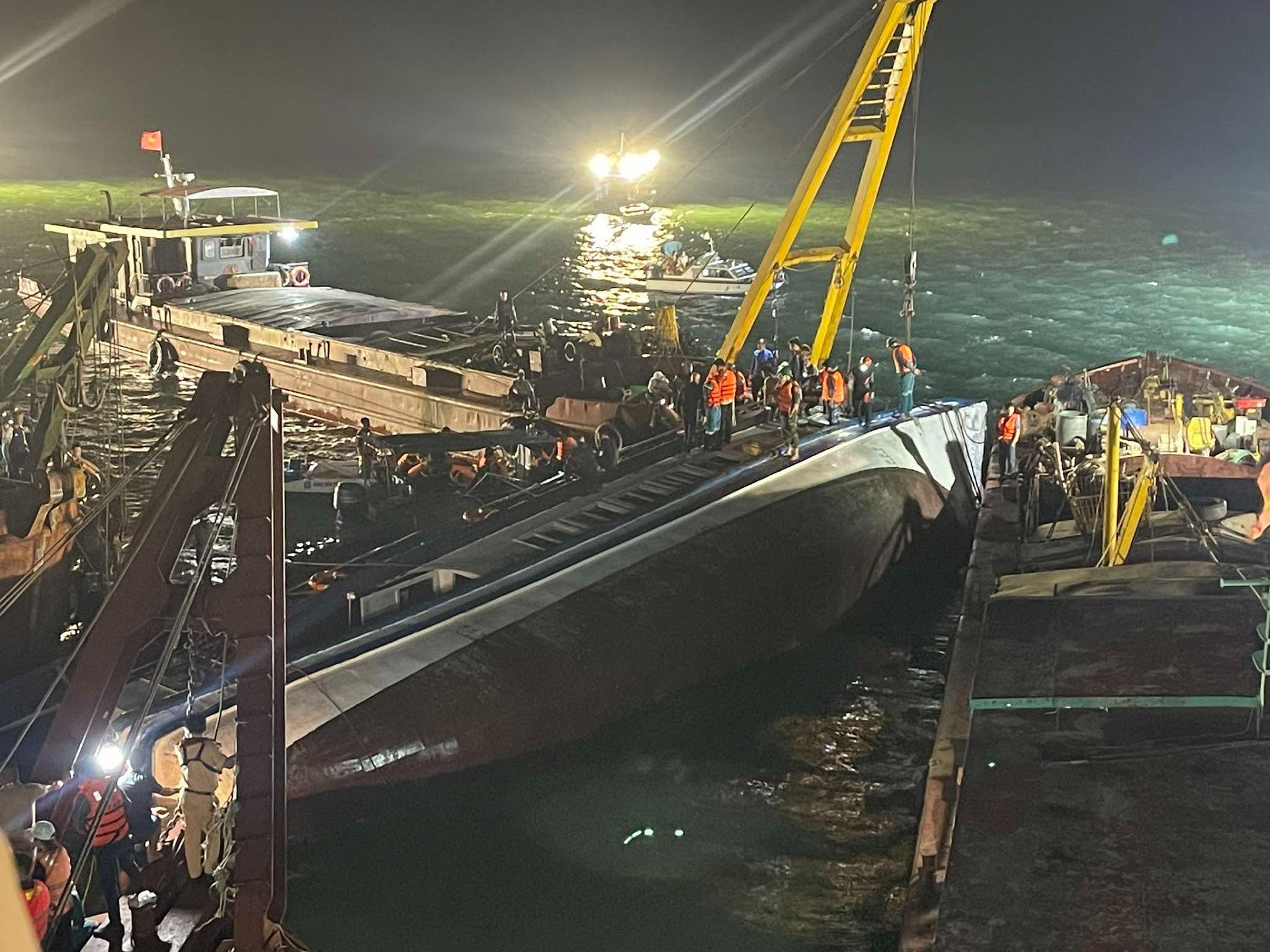Cập nhật vụ lật tàu ở Quảng Ninh: Vớt được 35 thi thể, tìm nạn nhân từ cửa sổ tàu - 1