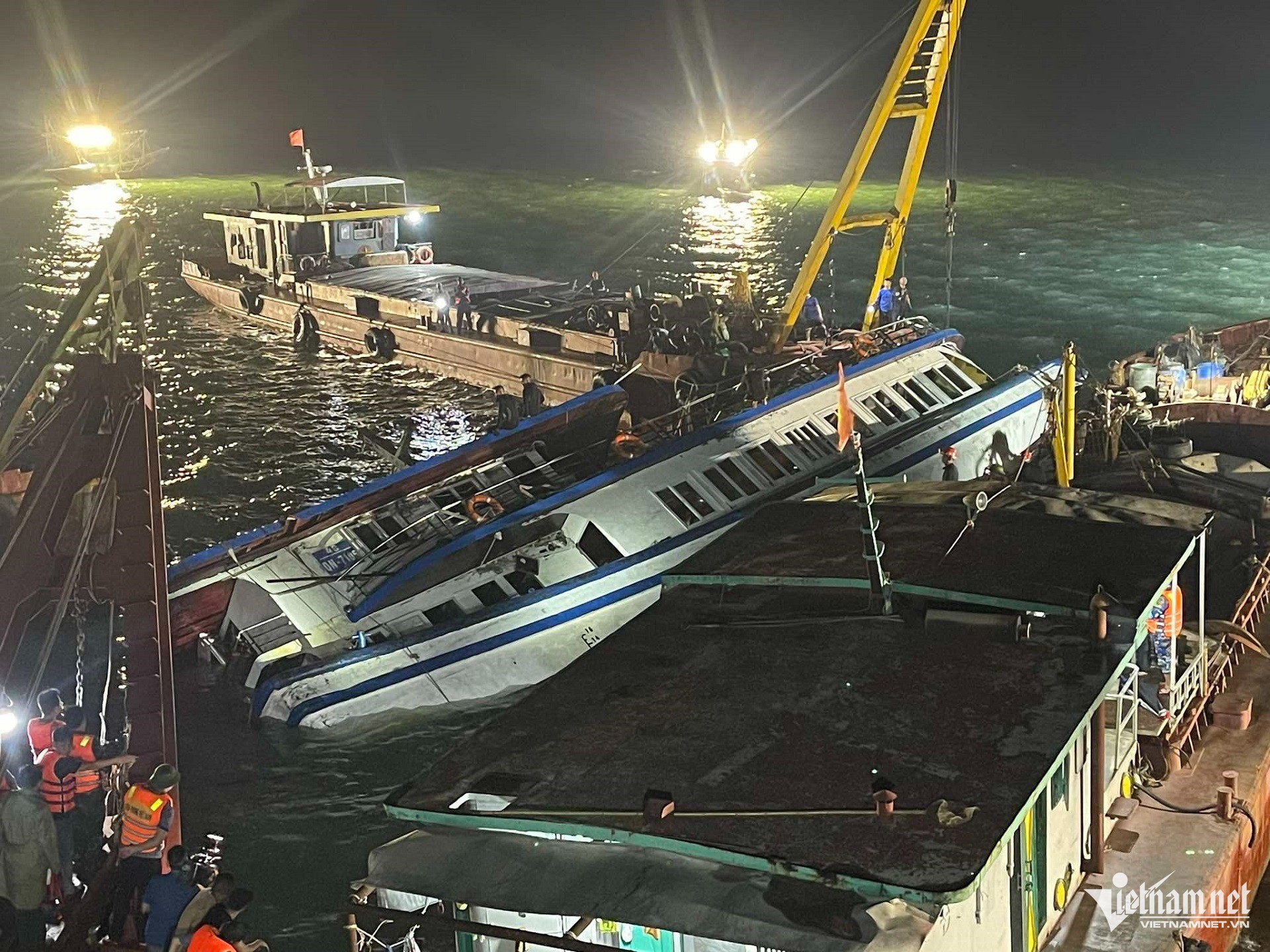 Cập nhật vụ lật tàu ở Quảng Ninh: Vớt được 35 thi thể, tìm nạn nhân từ cửa sổ tàu