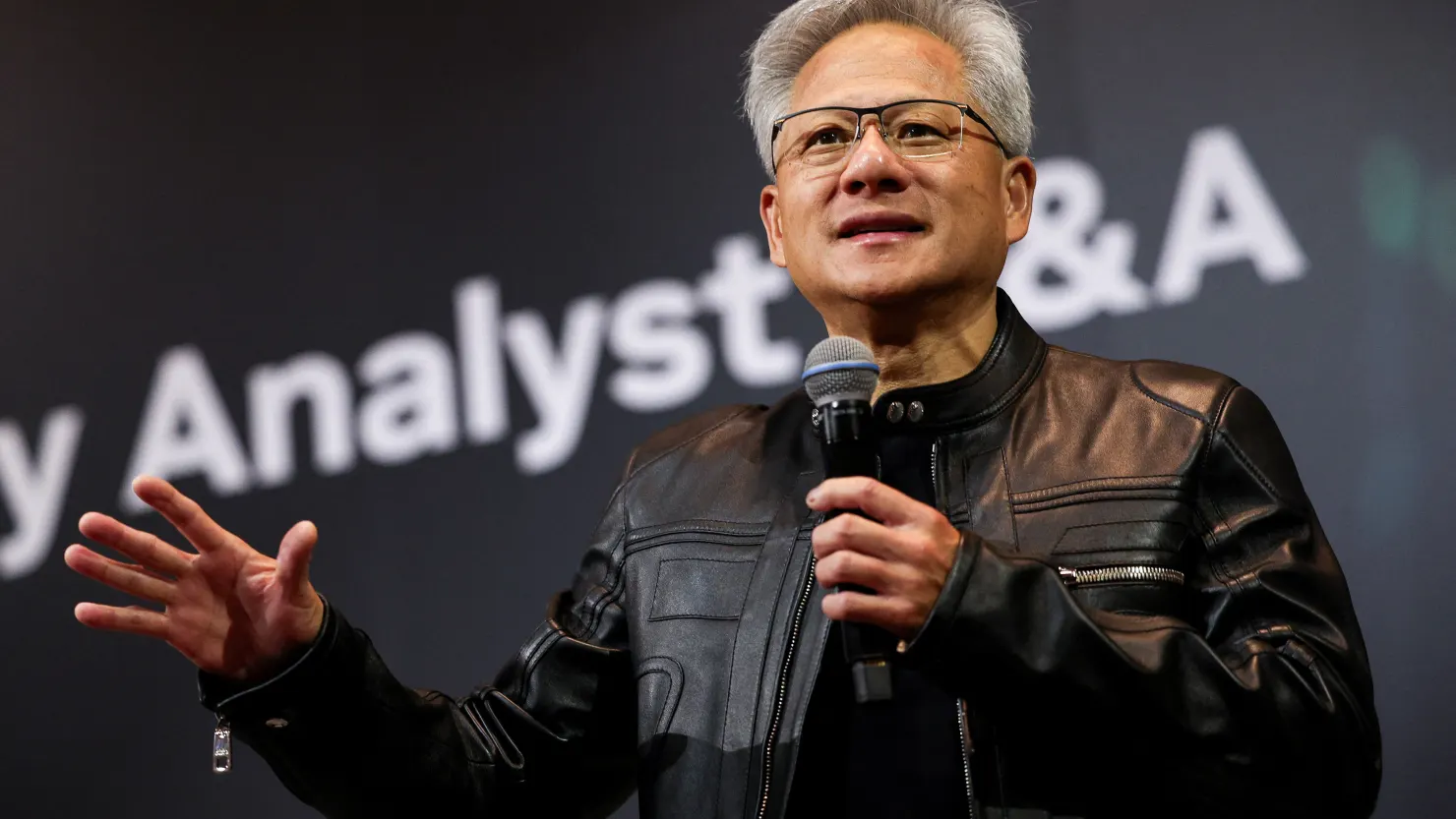 Jensen Huang, đồng sáng lập kiêm CEO của Nvidia Corp., phát biểu tại một cuộc họp báo ở Đài Bắc vào ngày 21 tháng 5 năm 2025.