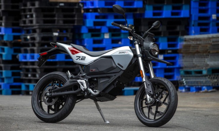 10. Zero FXE là mẫu xe điện phong cách supermoto nhỏ gọn, lý tưởng cho đô thị với thiết kế đơn giản, động cơ làm mát bằng không khí và truyền động dây đai carbon. Xe sử dụng pin Li-ion Z-Force 7,2 kWh, sạc đầy trong 1,8–9,7 giờ, cho phạm vi hoạt động 105 dặm (168,98 km) trong thành phố và 59 dặm trên cao tốc. Trang bị hệ thống treo Showa, phanh ABS Bosch và màn hình TFT 5 inch.