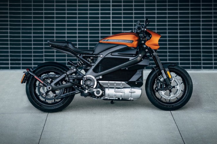 7. Livewire One là mẫu mô tô điện đầu tiên của Harley-Davidson, nổi bật với thiết kế mạnh mẽ, tăng tốc 0–100 km/h trong 3 giây và trang bị cao cấp như phuộc Showa SFF-BP, phanh Brembo và kiểm soát mô-men xoắn khi vào cua. Xe dùng động cơ Revelation, pin Li-ion 15,4 kWh, sạc đầy trong 1 giờ. Phạm vi hoạt động đạt 146 dặm (234,96 km) trong thành phố và 70 dặm (112,65 km) trên cao tốc.