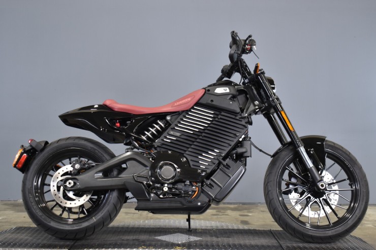8. LiveWire S2 Mulholland là mẫu hành trình điện hiệu suất cao, tăng tốc 0–96 km/h trong 3,3 giây và đạt tốc độ gần 160 km/h, với tư thế lái thoải mái nhờ tay lái cao. Xe sử dụng pin Li-ion 10,5 kWh, sạc đầy trong 2,5 đến 8,4 giờ, cho phạm vi hoạt động kết hợp lên tới 190 dặm (khoảng 306 km). Trang bị phanh Brembo, treo Hitachi điều chỉnh toàn phần và hệ thống an toàn nhạy theo độ nghiêng giúp xe vừa mạnh mẽ vừa an toàn.