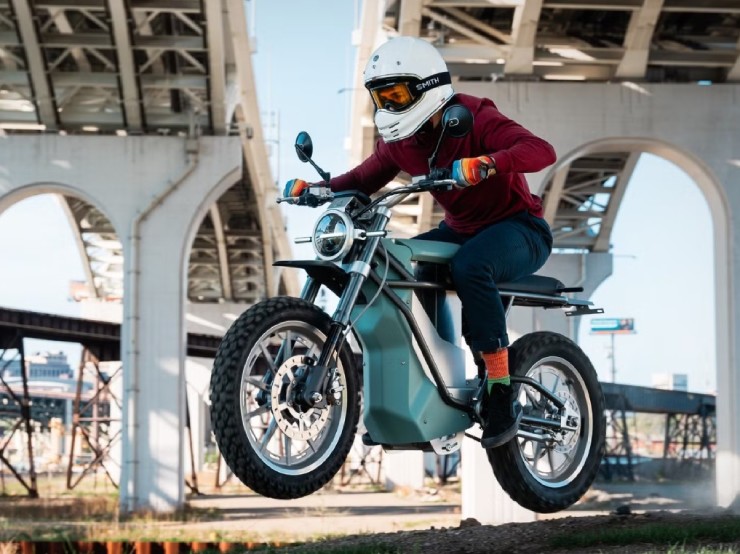 9. Landmoto District là mẫu xe điện độc đáo nằm giữa ranh giới xe máy và xe đạp điện, có ba biến thể tùy phong cách sử dụng. Xe dùng pin Li-ion 4,8 kWh có thể tháo rời, cho phạm vi tối đa 110 dặm (177 km) khi sử dụng pin tùy chọn và mất 5–6 giờ để sạc đầy. Với công suất 22,8 mã lực và mô-men xoắn 236 lb-ft, District phù hợp cho di chuyển đô thị linh hoạt và tiện lợi.
