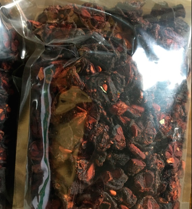 Ngoài quả tươi, nhiều người còn phơi khô vỏ bứa để sử dụng quanh năm, giá lên tới 180 nghìn đồng/kg.&nbsp;
