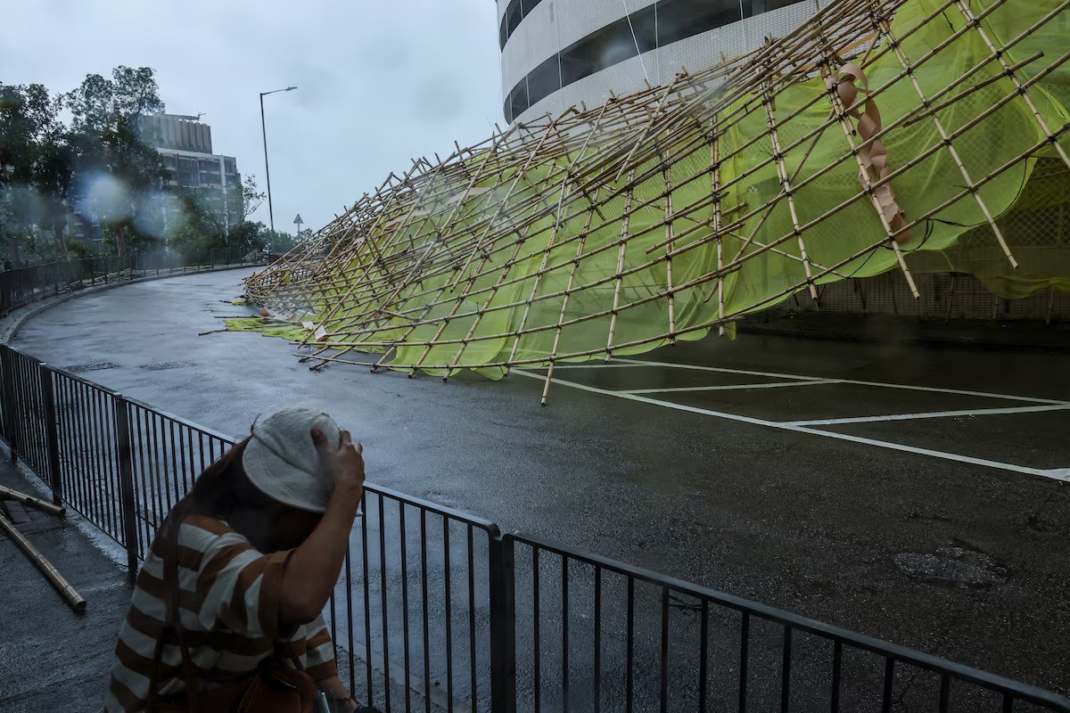 Giàn giáo bị sập tại một công trình ở Hong Kong (ảnh: Reuters)