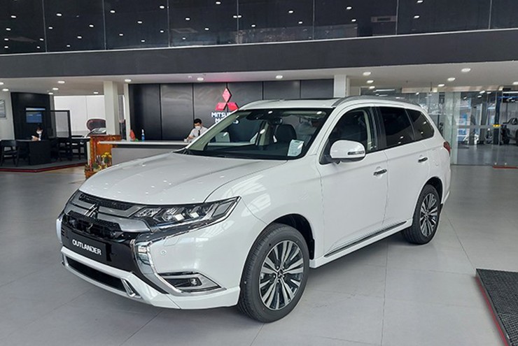 Mitsubishi Outlander đã khó, tháng 7 còn khó hơn